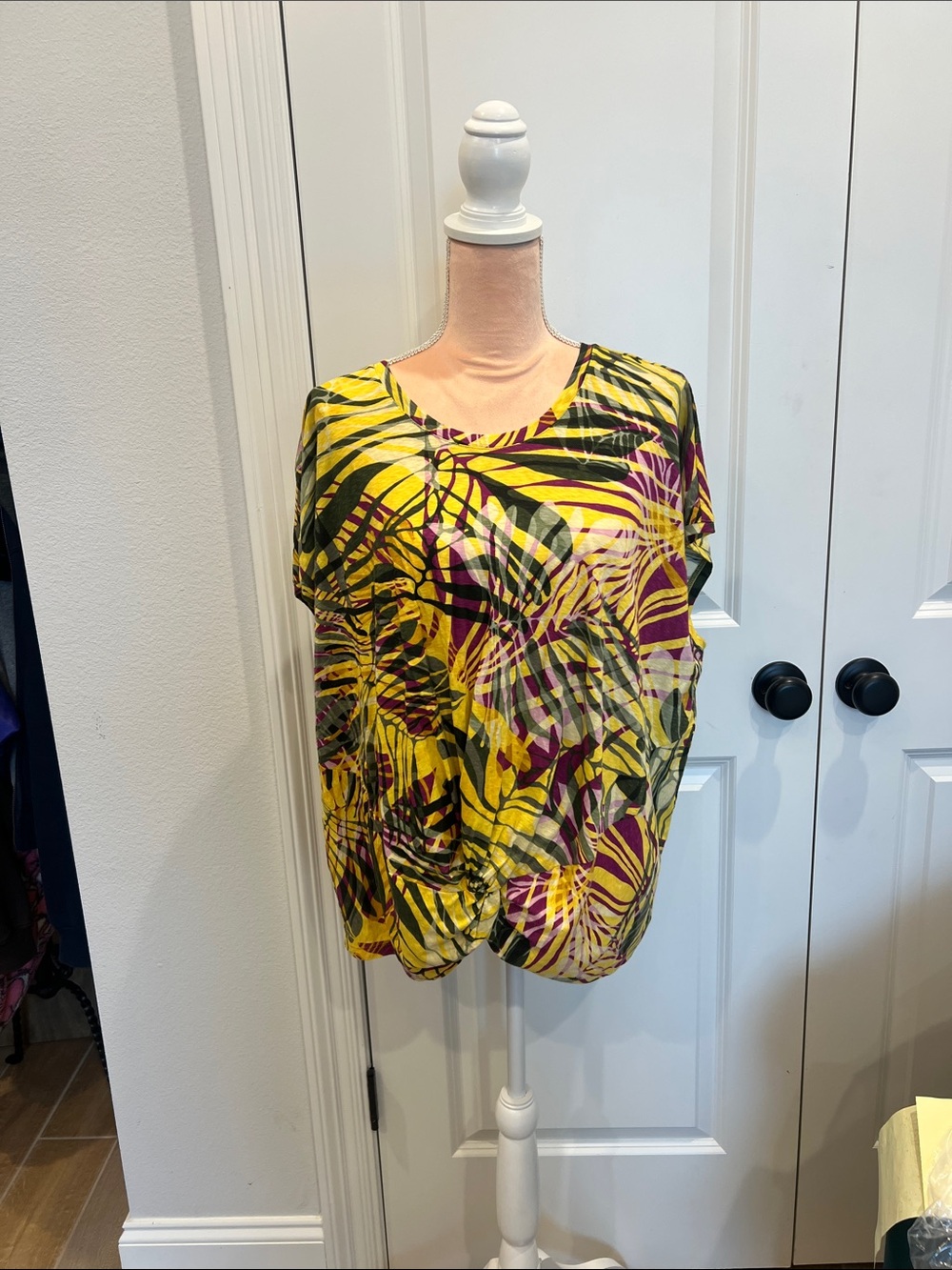 Chico’s Tropical Print Short Sleeve Women's
 V Neck Top.  Size 3/X